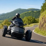 Le v&eacute;hicule 3 roues red&eacute;finit la route pr&egrave;s de Cournon-d'Auvergne